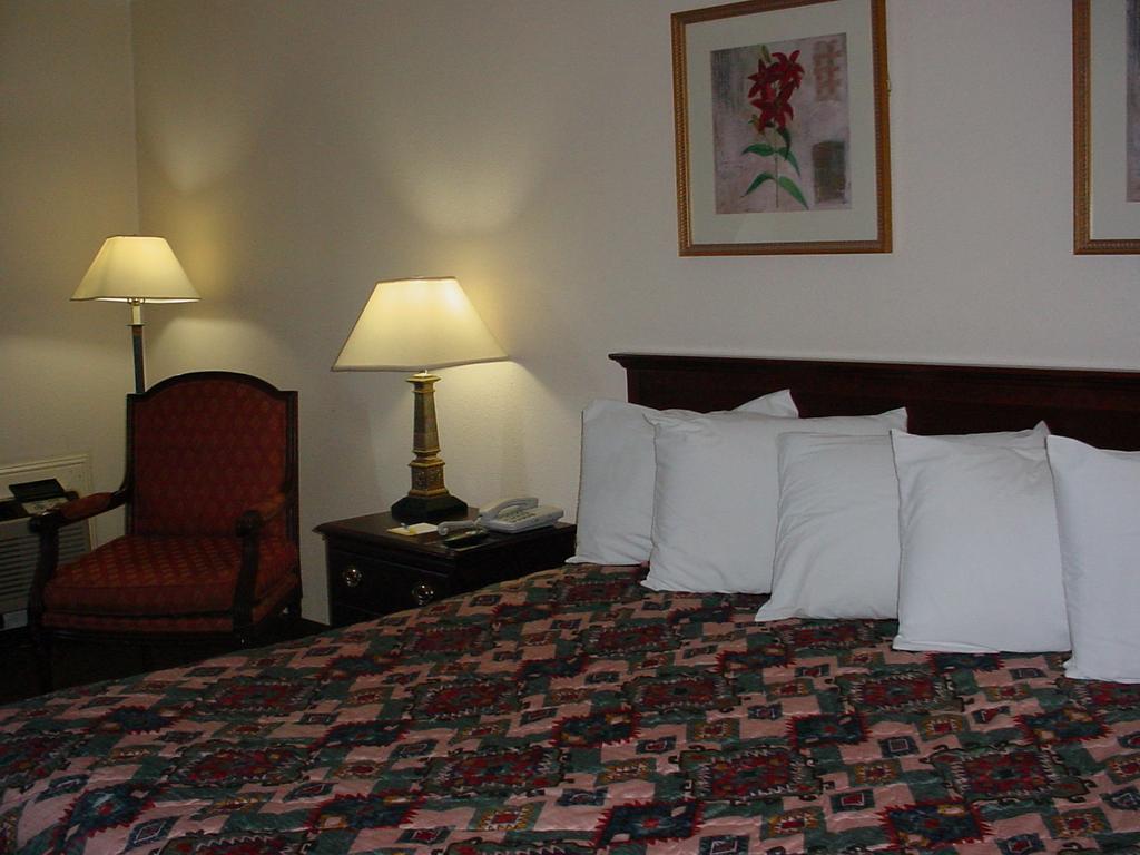 Rodeway Inn Montgomery Ruang foto